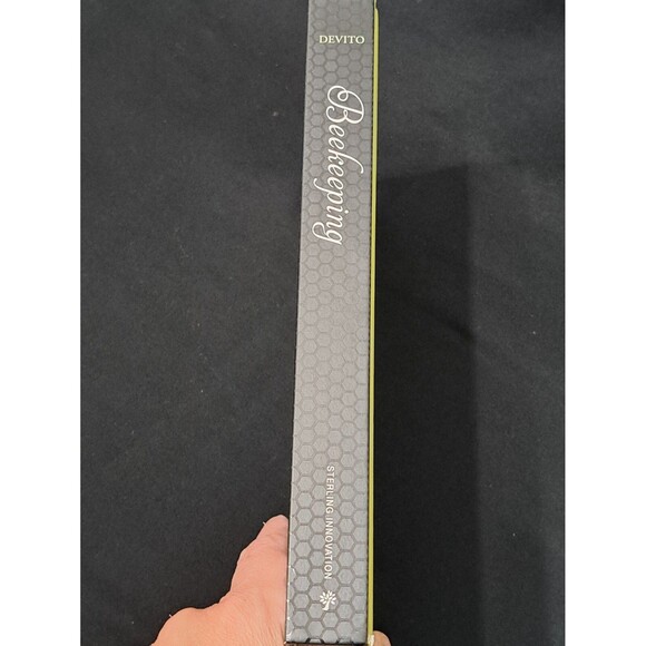 Beekeeping : A Primer on Starting and Keeping a Hive by Dominique DeVito (2012) - Picture 2 of 11